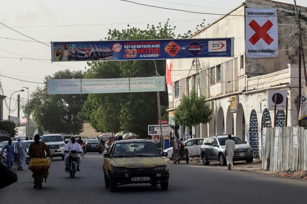 شعارات تدعو الى مقاطعة الاستفتاء الدستوري في تشاد مرفوعة في العاصمة نجامينا في 13 كانون الأول/ديسمبر 2023 (ا ف ب)