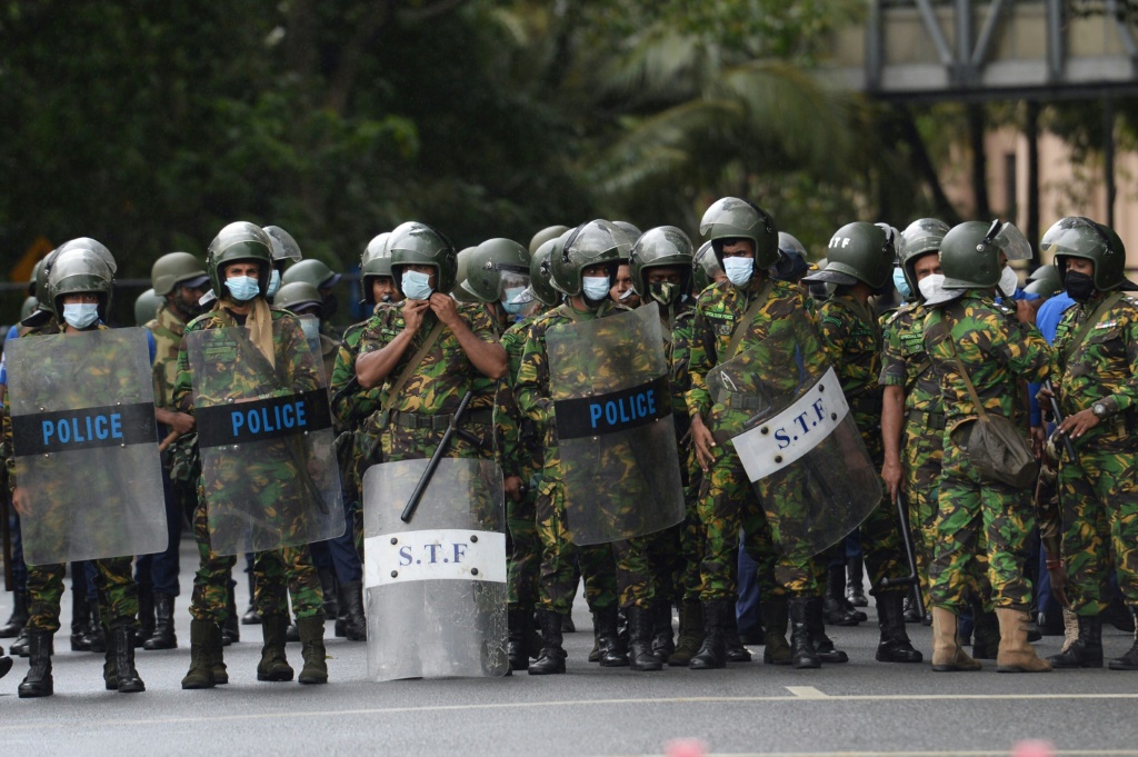 قوات الشرطة السريلانكية الخاصة تنتشر في محيط مبنى سكرتارية الرئاسة في كولومبو الجمعة 22 تموز/يوليو 2022 (ا ف ب)