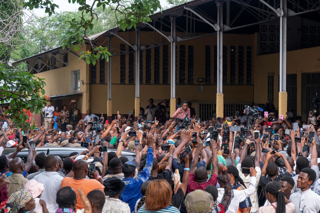 مؤيدون للمرشحين الديمقراطيين المنتهية ولايته فيليكس تشيسيكيدي خارج مركز اقتراع في 20 كانون الأول/ديسمبر 2023 (ا ف ب)