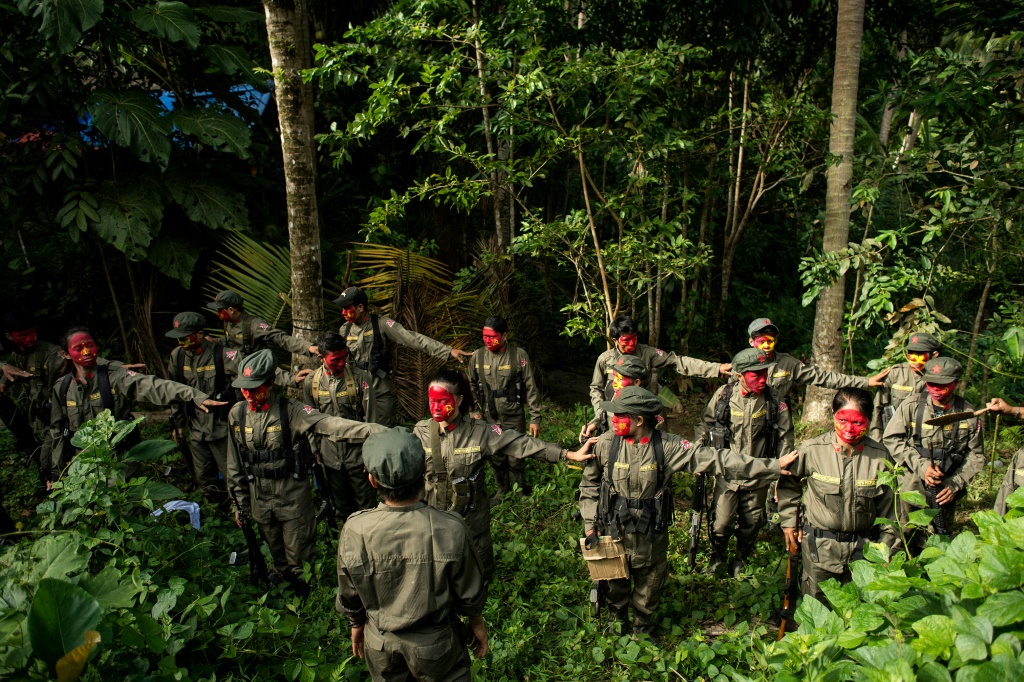 مقاتلون ينتمون إلى "جيش الشعب الجديد" في منطقة سييرا مادري الجبلية في شرق مانيلا في 30 تموز/يوليو 2017 (ا ف ب)