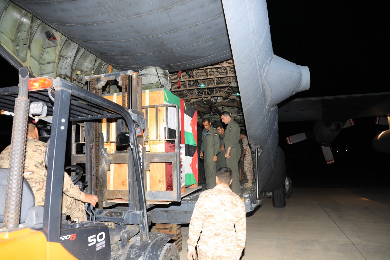 الجيش الأردني يُنزل مساعدات جوية لمحاصرين في كنيسة بغزة (وكالة الأنباء الأردنية)
