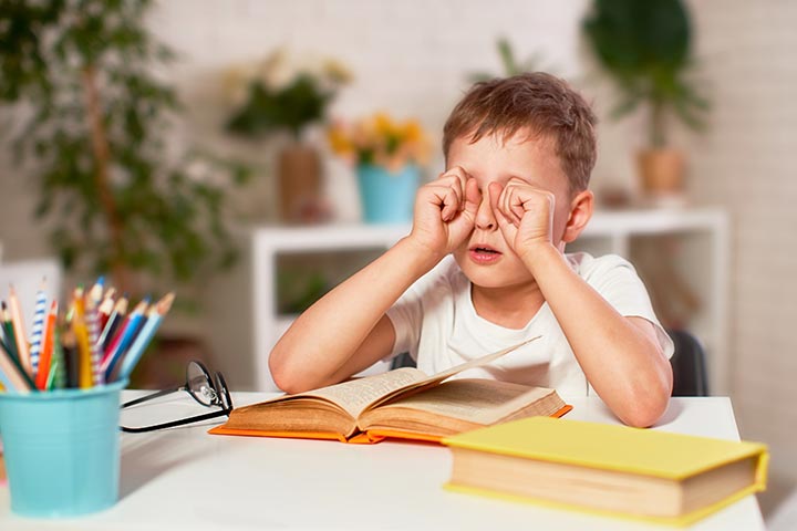  علامات تشير إلى أن طفلك يعاني مشكلة في البصر ويحتاج إلى نظارات(الاسرة)