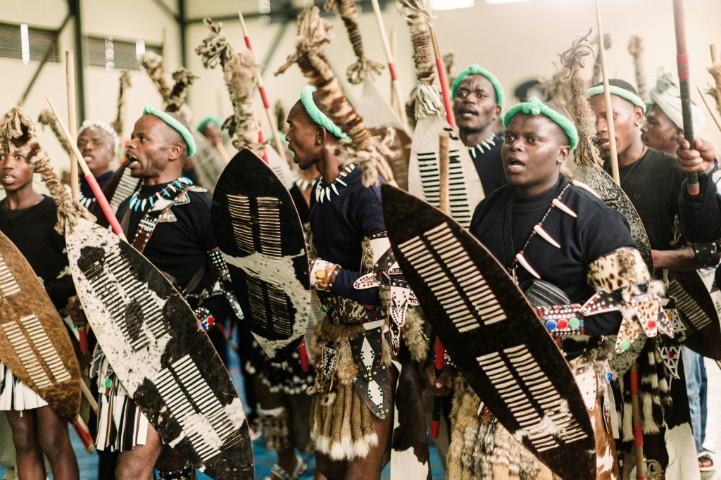 رجال من إقليم كوازولو ناتال بلباسهم التقليدي في مهرجان في مدينة ريتشموند خارج دوربان في 16 كانون الأول/ديسمبر 2023 (أ ف ب)   