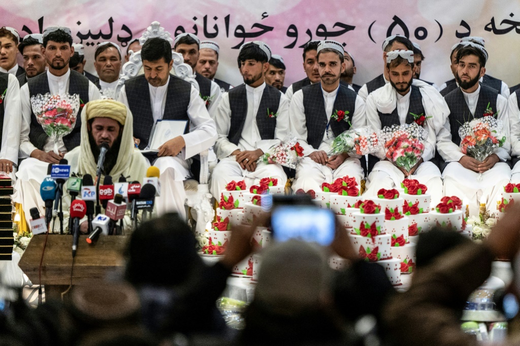 عرائس أفغان خلال حفل زفاف جماعي في العاصمة الأفغانية كابول في 25 كانون الأول/ديسمبر 2023 (ا ف ب)