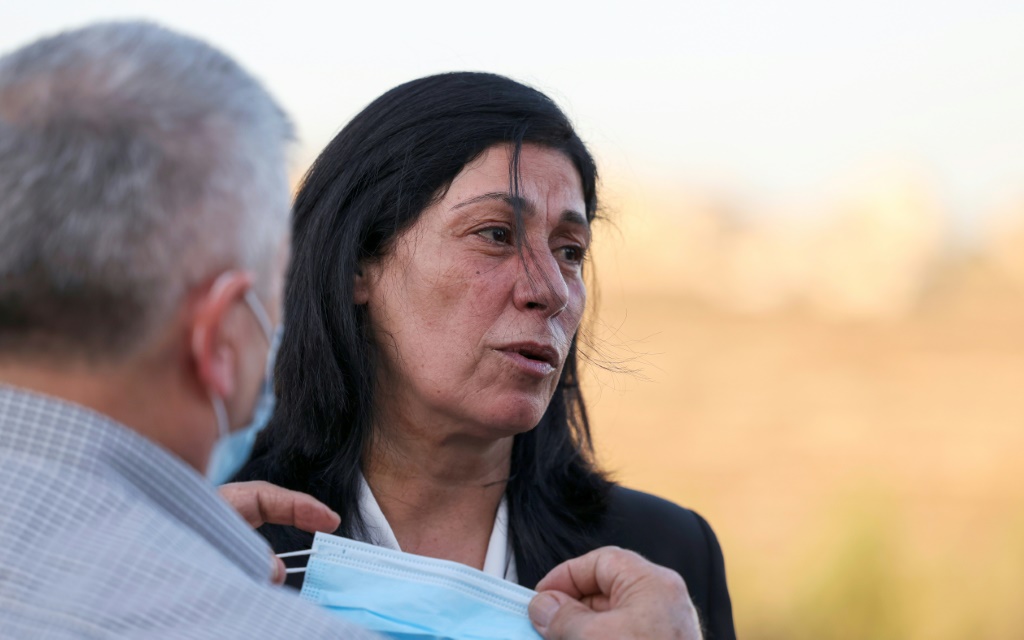 اعتقلت القوات الإسرائيلية النائبة الفلسطينية خالدة جرار، التي تظهر في هذه الصورة الملتقطة في سبتمبر 2021. (أ ف ب)  &nbsp;