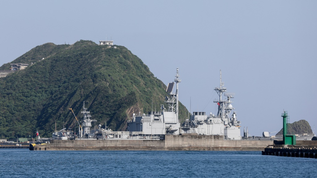 صورة ملتقطة في 28 تشرين الثاني/نوفمبر 2023 تُظهر سفناً عسكرية راسية في ميناء سواو العسكري في مقاطعة ييلان في تايوان (ا ف ب)