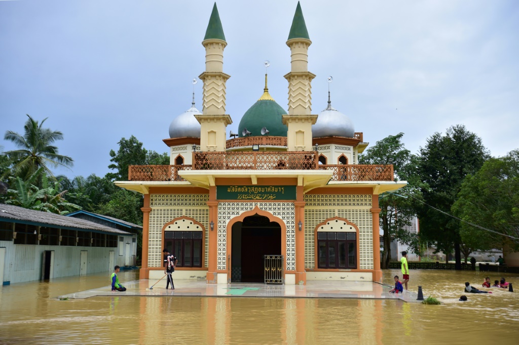 مياه الفيضانات تحاصر مسجدا بعد تساقط أمطار غزيرة في مقاطعة ناراثيوات في جنوب تايلاند في 26 كانون الأول/ديسمبر 2023 (ا ف ب)