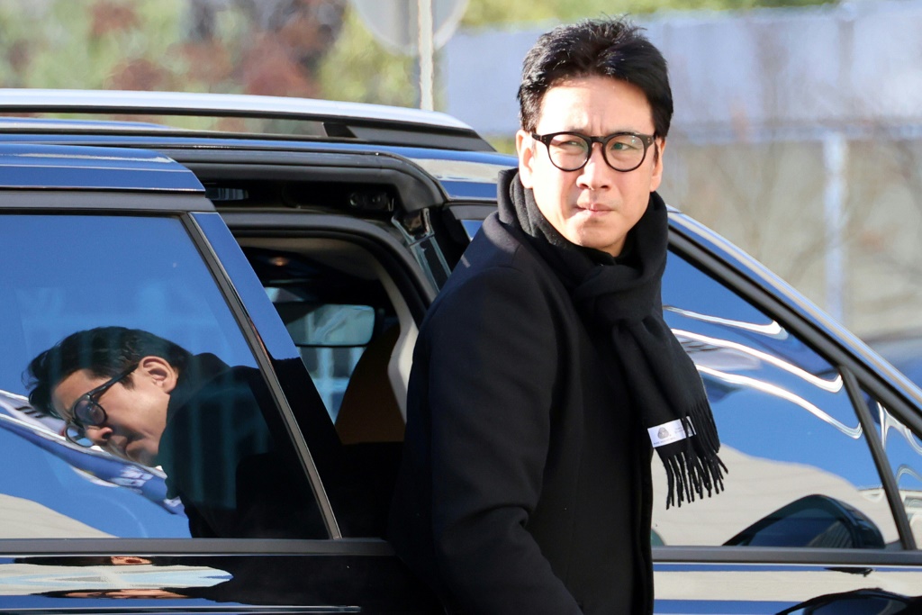 الممثل لي سون-كيون لدى وصوله إلى مركز الشرطة في إنتشون في شمال غرب كوريا الجنوبية للخضوع لاستجواب في 23 كانون الأول/ديسمبر 2023 (ا ف ب)