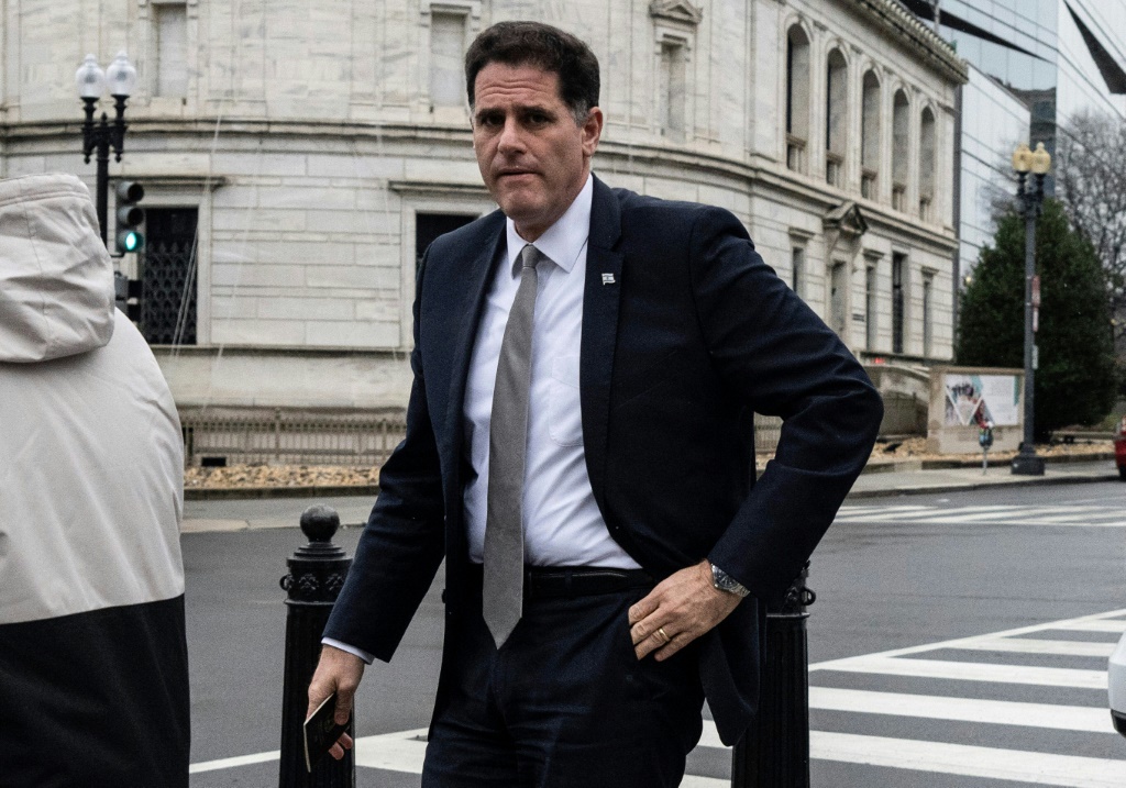 وزير الشؤون الاستراتيجية الإسرائيلي رون ديرمر يدخل إلى مبنى المكتب التنفيذي المجاور للبيت الأبيض يوم الثلاثاء (ا ف ب)