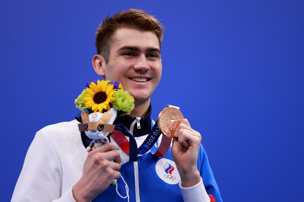 فاز الروسي كليمنت كوليسنيكوف بالميدالية البرونزية في سباق 100 متر حرة وفضية في سباق 100 متر ظهر في دورة الألعاب الأولمبية طوكيو 2020. (ا ف ب)