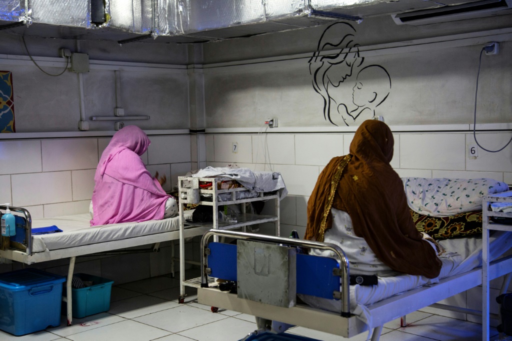 نساء أفغانيات يجلسن بجانب أطفالهن حديثي الولادة في مستشفى الولادة الذي تديره منظمة أطباء بلا حدود في خوست (أ ف ب)   