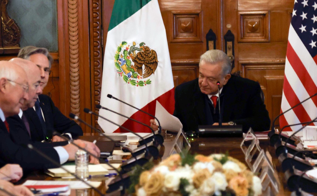 الرئيس المكسيكي أندريس مانويل لوبيز أوبرادور (وسط) خلال لقائه وزير الخارجية الأمريكي أنتوني بلينكن والوفد رئاسة في 27 كانون الأول/ديسمبر 2023 (ا ف ب)