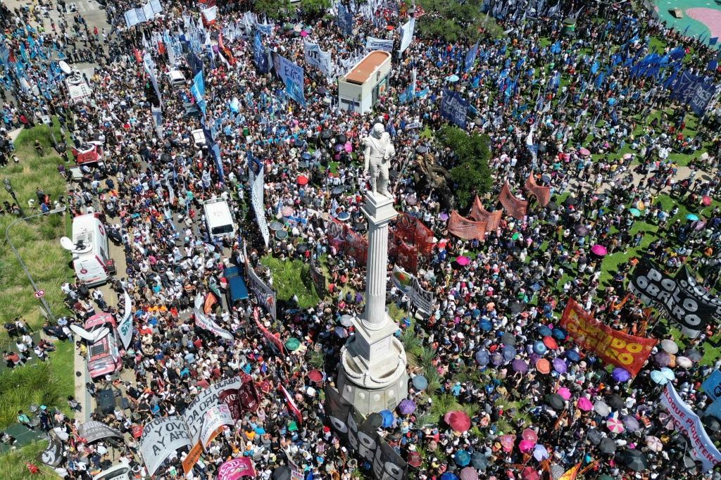 متظاهرون ضد مرسوم الطوارئ الذي أصدره الرئيس خافيير ميلي خلال احتجاج دعت إليه نقابة العمال الأرجنتينية (سي جي تي) في ميدان بلازا لافال في بوينس آيرس في 27 كانون الأول/ديسمبر 2023 (ا ف ب)