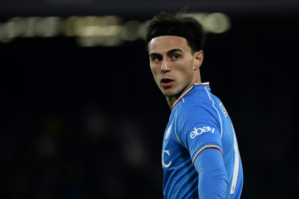 لاعب وسط نابولي المقدوني الجيف الماس في لقطة له خلال مباراة فريقه ضد إنتر في الثالث من كانون الاول/ديسمبر في الدوري الايطالي. 3 كانون الاول/ديسمبر 2023 (ا ف ب)