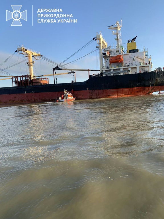 صورة وزعها حرس الحدود في أوكرانيا لسفينة تضررت جراء انفجار لغم في البحر الأسود في 28 كانون الأول/ديسمبر 2023 (أ ف ب)   