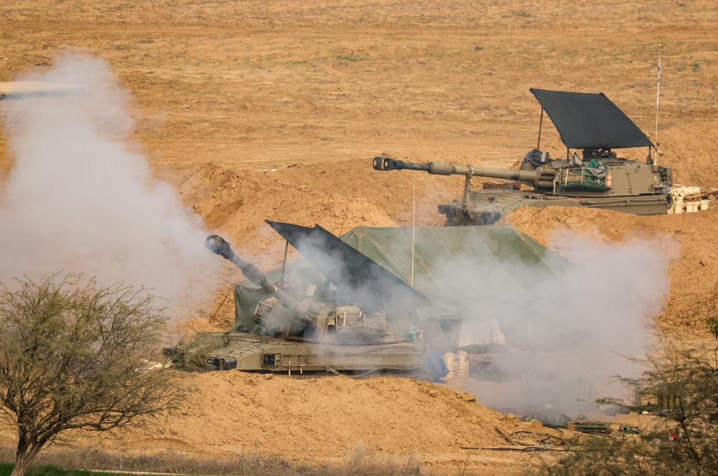 أطلقت مدفعيات هاوتزر ذاتية الدفع تابعة للجيش الإسرائيلي قذائفها من موقع بالقرب من حدود غزة (أ ف ب)   