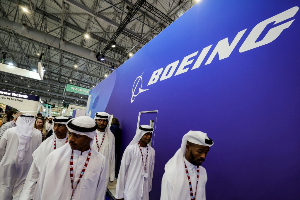 رواد خليجيون يسيرون أمام جناح شركة بوينغ الأميركية خلال معرض دبي للطيران في مطار آل مكتوم الدولي في دبي في 13 تشرين الثاني/نوفمبر 2023 (ا ف ب)