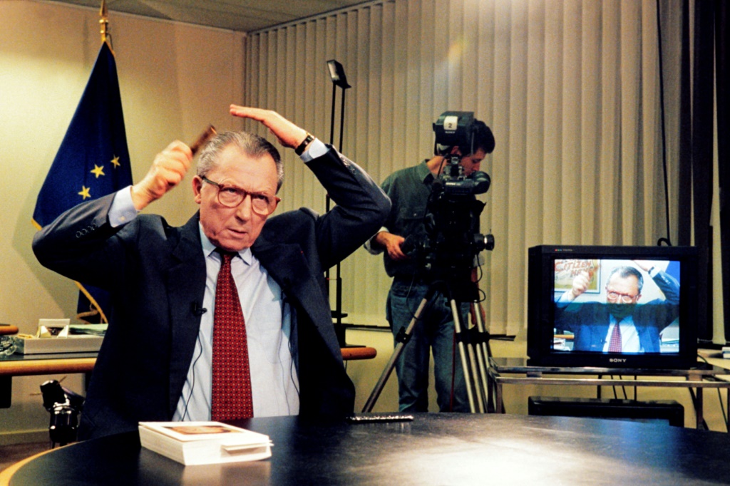 السياسي الفرنسي جاك ديلور يصفف شعره قبل مقابلة مع قناة تلفزيونية في 14 تشرين الثاني/نوفمبر 1994 (ا ف ب)