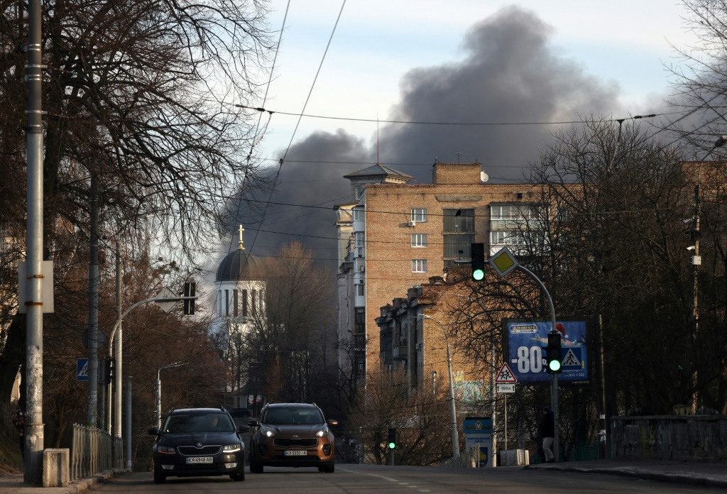    دخان يتصاعد من حريق بعد هجوم صاروخي في وسط كييف (أ ف ب)   