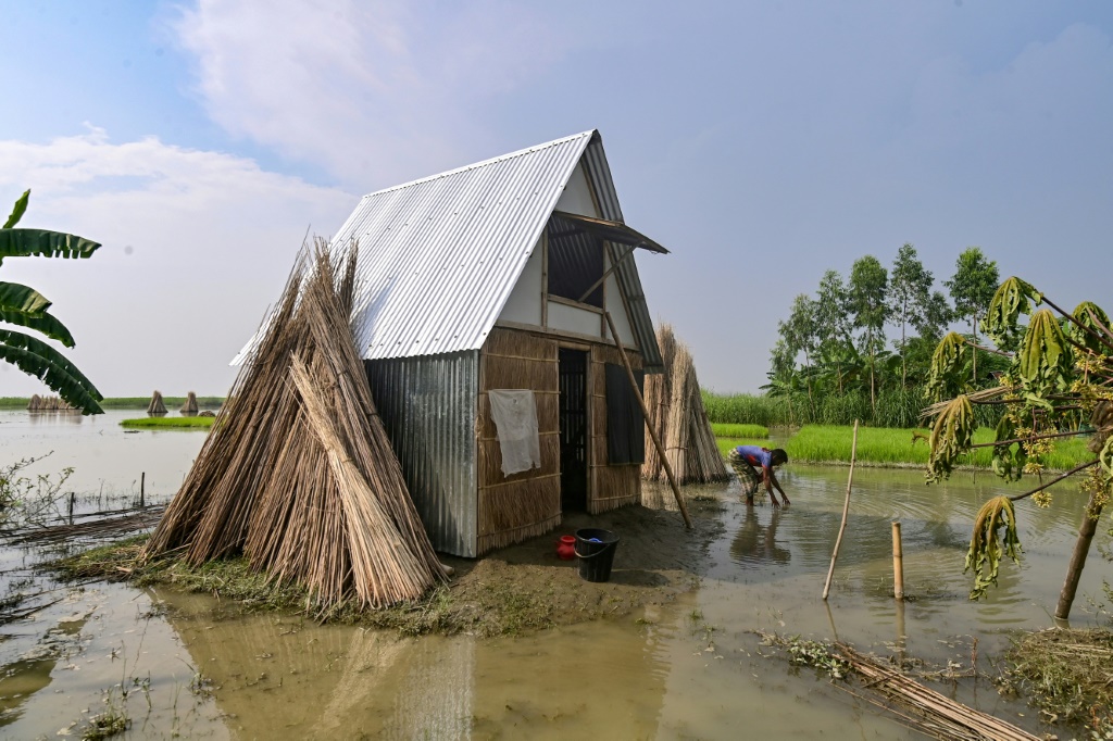 قام مهندس معماري في بنغلاديش، إحدى الدول الأكثر عرضة لخطر الفيضانات الناجمة عن تغير المناخ، بتطوير حل سكني من طابقين لمساعدة الناس على النجاة من ارتفاع منسوب المياه (أ ف ب)   
