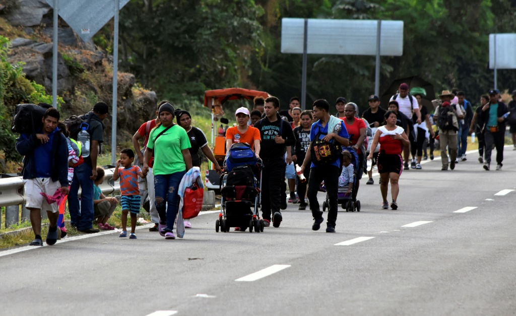 مهاجرون يشاركون في قافلة متجهة إلى الحدود مع الولايات المتحدة في ماباستيبيك، في ولاية تشياباس المكسيكية (أ ف ب)   مهاجرون يشاركون في قافلة متجهة إلى الحدود مع الولايات المتحدة في ماباستيبيك، في ولاية تشياباس المكسيكية (أ ف ب)   