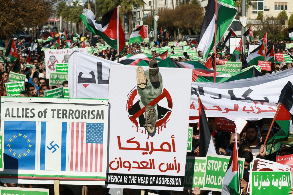 اعتلت رؤوس المشاركين أعلام الأردن وفلسطين، وسط هتافات منددة بـ"العدوان الإسرائيلي" الذى خلف عشرات الآلاف من "الشهداء والجرحى" في غزة (أ ف ب)