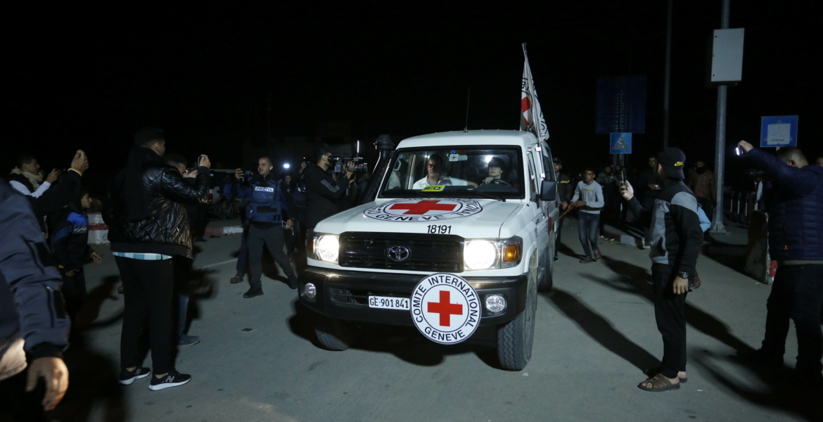 تسليم أسرى جدد للصليب الأحمر في قظاع غزة (الأناضول)