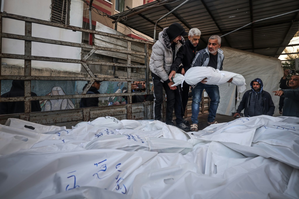 جثث قتلى جراء القصف الإسرائيلي تُحمّل في شاحنة في 29 كانون الأول/ديسمبر 2023 في رفح بجنوب قطاع غزة (ا ف ب)