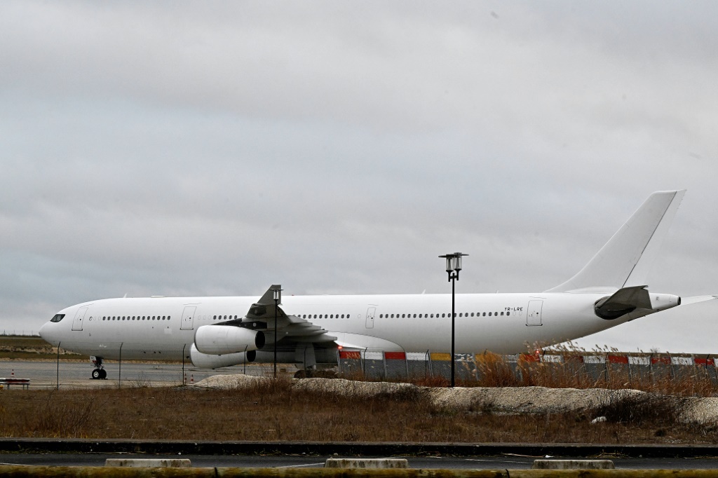تم إيقاف طائرة إيرباص A340 متجهة إلى نيكاراغوا في مطار فرنسي وعلى متنها 303 راكبًا هنديًا (ا ف ب)