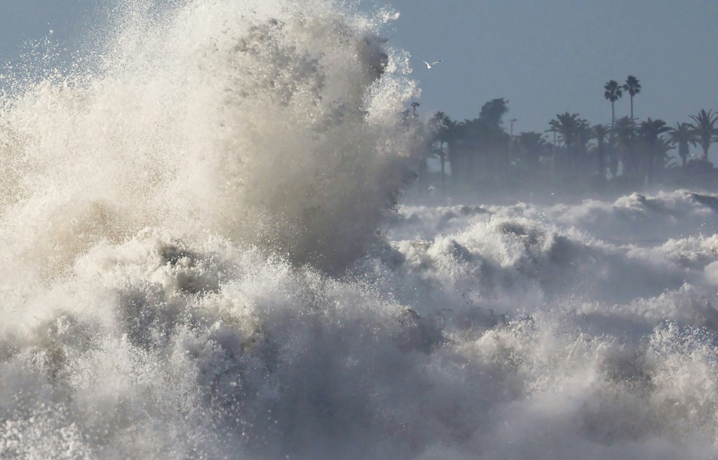 اجتاحت أمواج كبيرة مقاطعة فينتورا بكاليفورنيا مع اجتياح عاصفة غرب الولايات المتحدة، مع توقع المزيد من الطقس الغزير خلال عطلة نهاية الأسبوع (ا ف ب)
