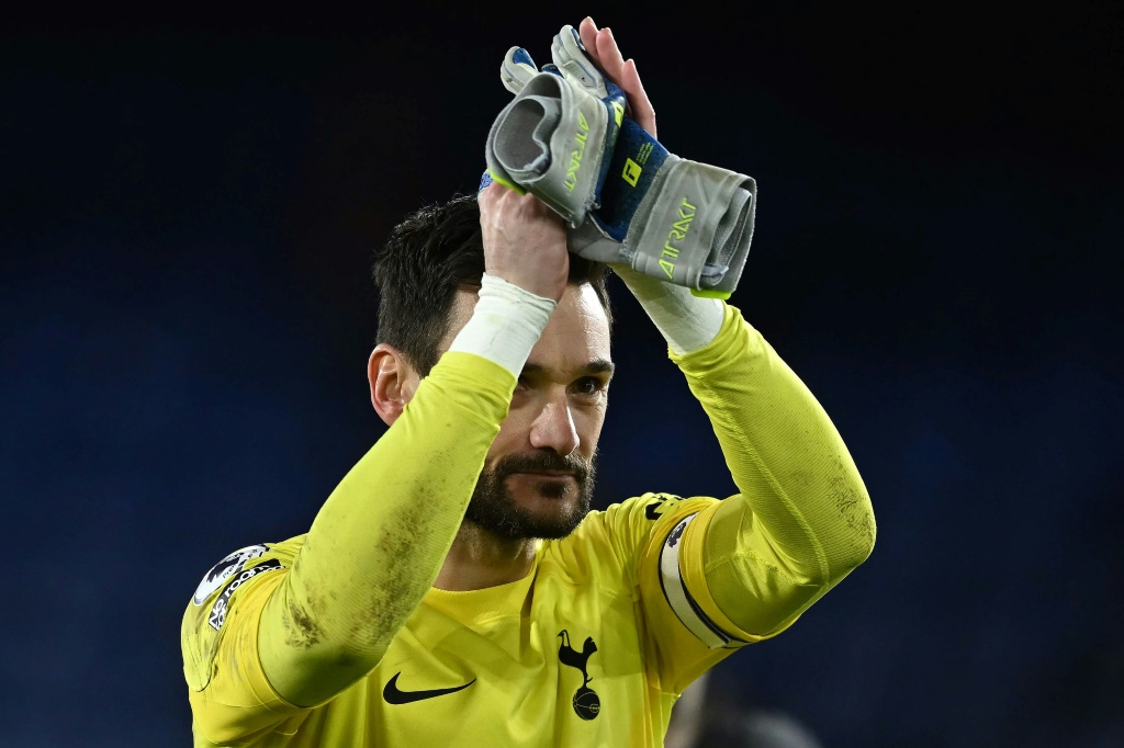 الفرنسي هوغو لوريس حارس توتنهام يُحيي الجماهير بعد الفوز على كريستال بالاس ضمن الدوري الإنكليزي الممتاز في 4 كانون الثاني/يناير 2023 في لندن (ا ف ب)