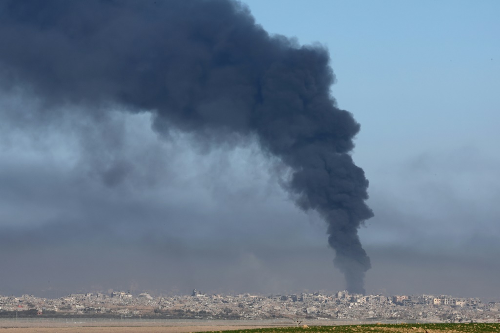 صورة التقطت من جنوب إسرائيل تظهر الدخان يتصاعد فوق قطاع غزة خلال القصف الإسرائيلي في 29 كانون الأول/ديسمبر 2023 (ا ف ب)