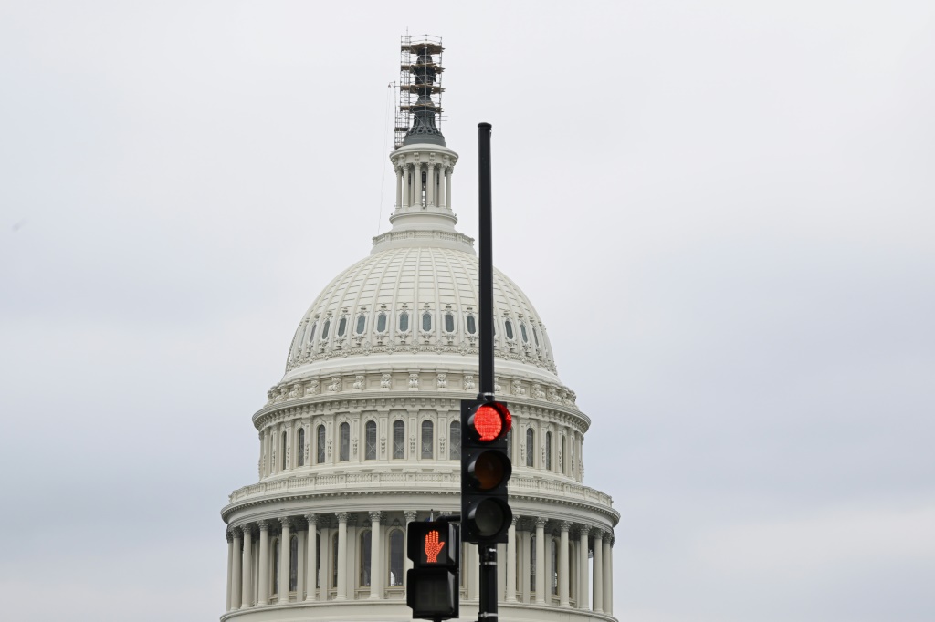 قبة الكونغرس الأميركي بادية من خلف إشارة مرور في واشنطن في 28 أيلول/سبتمبر 2023 (ا ف ب)