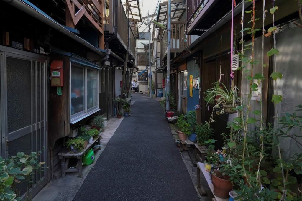 صورة التُقطت في 23 آب أغسطس 2023 تُظهر زقاقًا بين منازل خشبية متلاصقة في حيّ أراكاوا في العاصمة اليابانية طوكيو (ا ف ب)