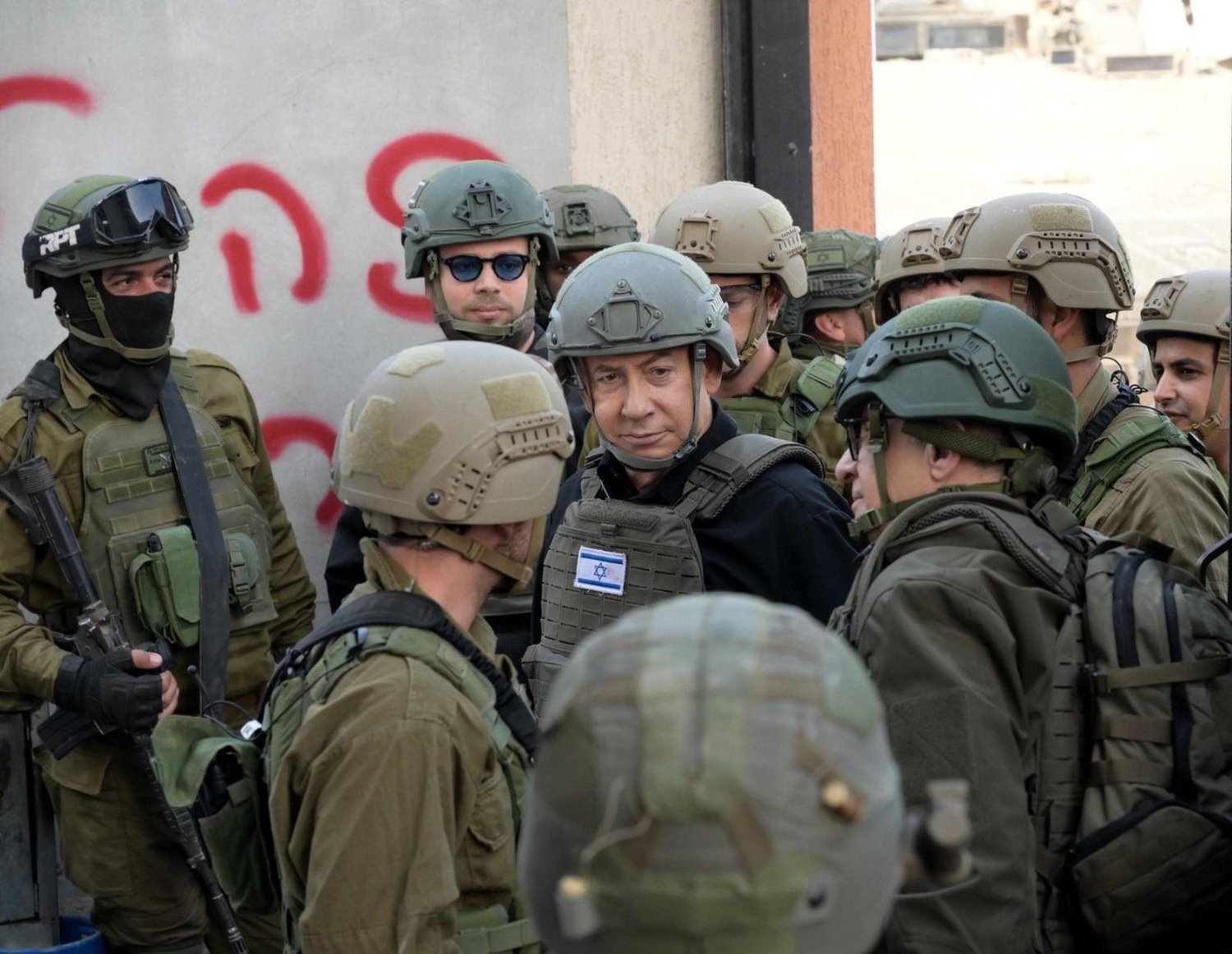 رئيس الوزراء الإسرائيلي بنيامين نتنياهو خلال زيارة لجنود الجيش (حساب نتنياهو على منصة إكس)