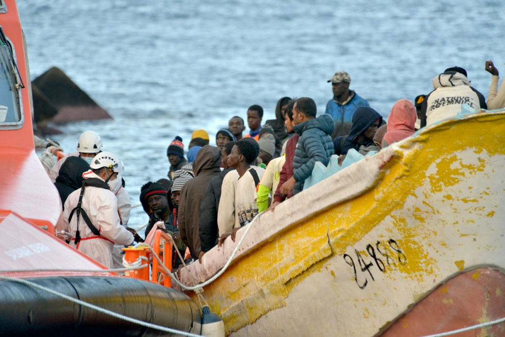 جزيرة عصر النهضة 156 مهاجرًا وصلوا إليه إلى إل عيرو في جزب الكناري بتاريخ 15 كانون الأول/ديسمبر 2023 (ا ف ب)