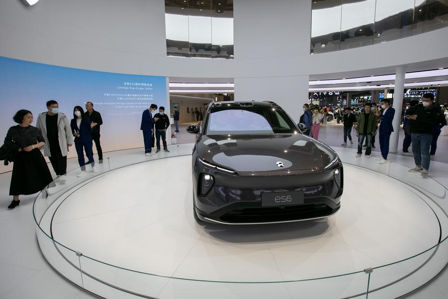 في الصورة الملتقطة يوم 25 أبريل 2023، أشخاص يطالعون سيارة من طراز " إي إس 6" من إنتاج شركة (نيو) في معرض شانغهاي الدولي الـ20 لصناعة السيارات، في بلدية شانغهاي بشرقي الصين. (شينخوا)