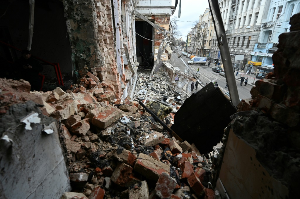صورة مؤرخة في 31 كانون الأول/ديسمبر 2023 لمبنى مدمّر بقصف روسي في خاركيف (ا ف ب)