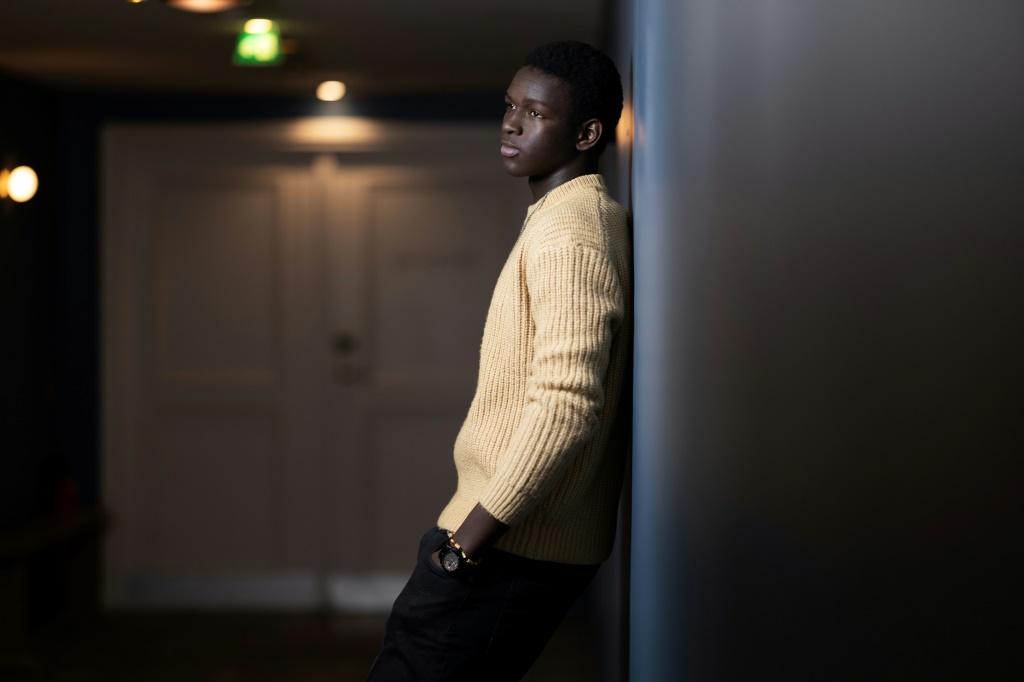 سار الممثل السنغالي سيدو خلال جلسة التصوير في باريس في 13 كانون الأول/ديسمبر 2023. (ا ف ب)