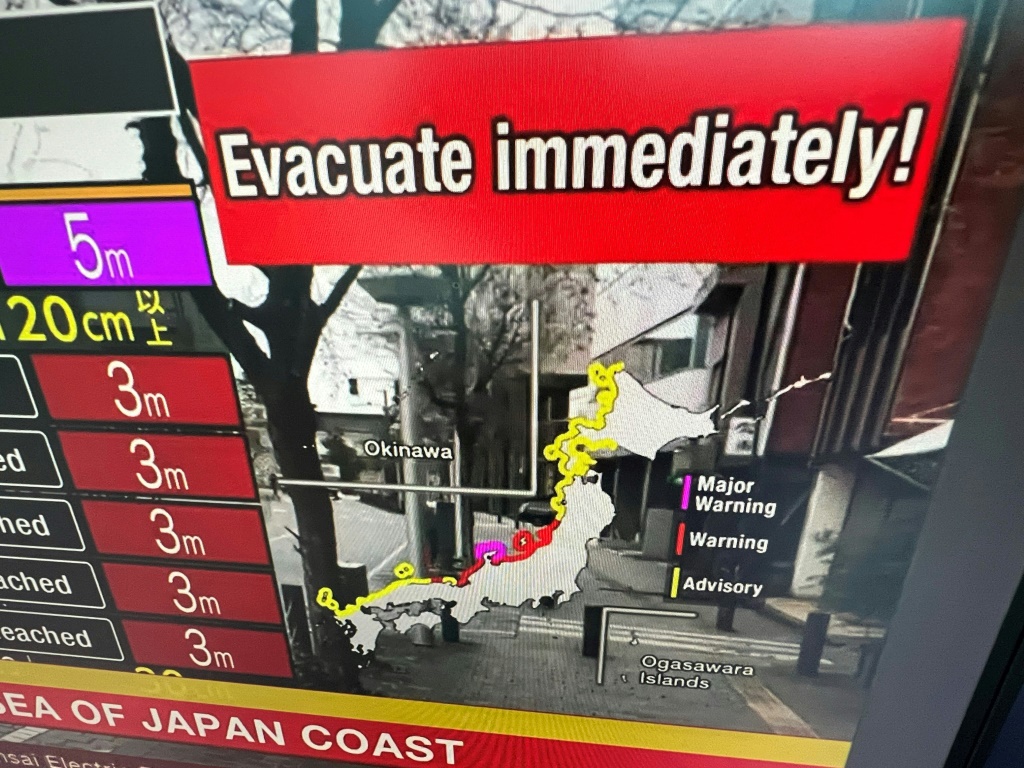 تُظهر صورة فيديو تم التقاطها في هونغ كونغ رسالة تحذير من البث المباشر على قناة NHK World تطلب من الناس الإخلاء بعد سلسلة من الزلازل الكبرى في وسط اليابان التي أدت إلى إطلاق تحذيرات من تسونامي (ا ف ب)