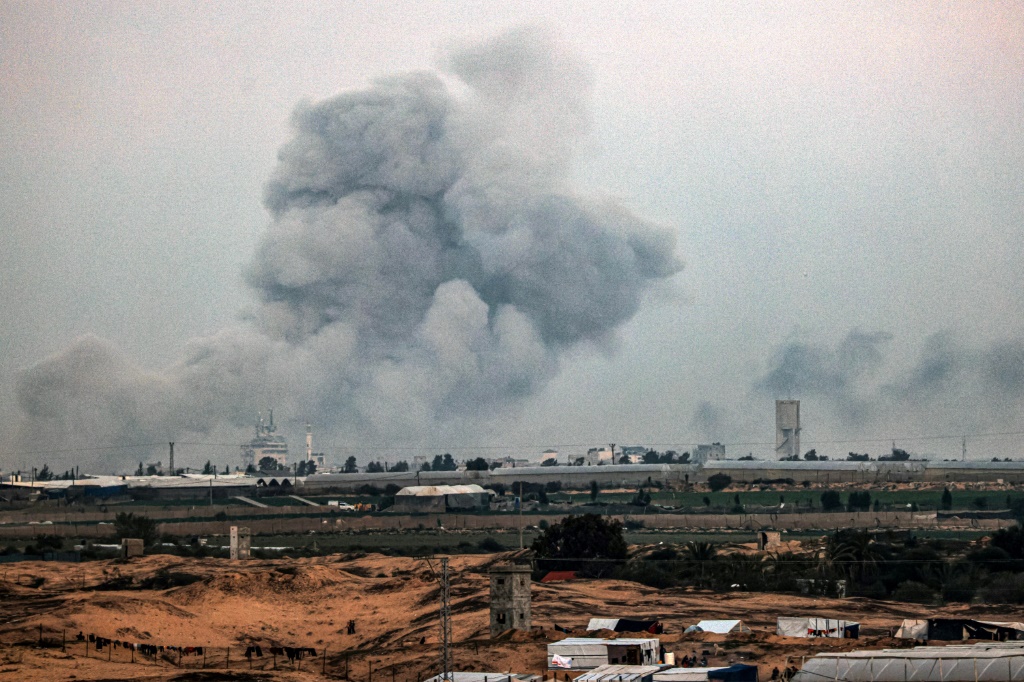 دخان يتصاعد في سماء جنوب قطاع غزة خلال قصف إسرائيلي يوم الأحد (أ ف ب)   