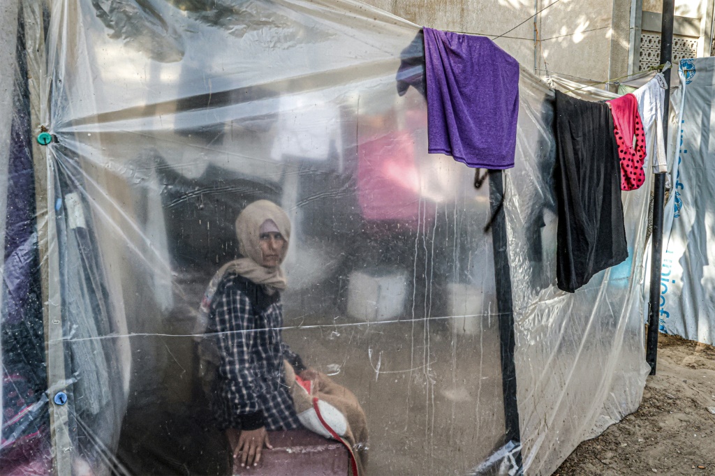 نازحة فلسطينية في مخيم موقت في خان يونس بجنوب قطاع غزة في الحادي والثلاثين من كانون الأول/ديسمبر 2023 (أ ف ب)  &nbsp;