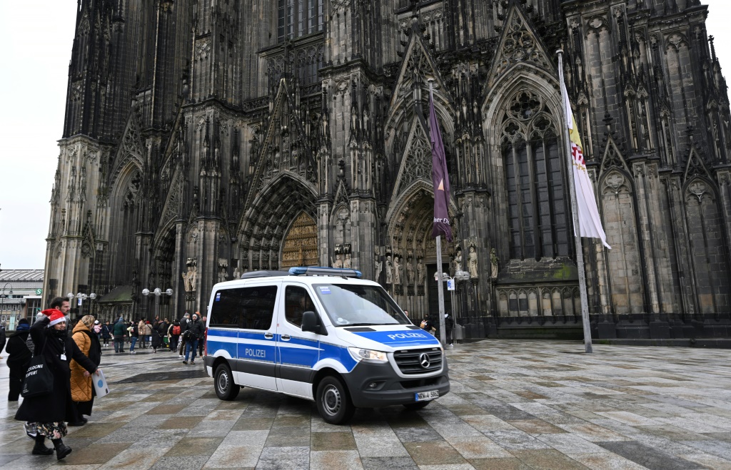 ألقت الشرطة الألمانية القبض على ثلاثة أشخاص بتهمة التخطيط لهجوم يستهدف الكاتدرائية في كولونيا ليلة رأس السنة الجديدة. (أ ف ب)   
