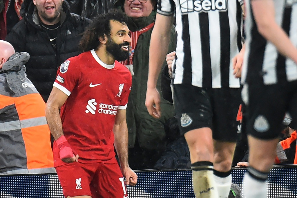 المصري محمد صلاح مهاجم ليفربول فرحاً بافتتاحه التسجيل في مرمى نيوكاسل يونايتد على ملعب أنفيلد في ليفربول في الاول من كانون الثاني/يناير 2024  (ا ف ب)