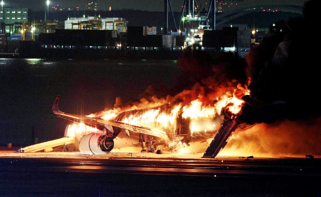اشتعلت النيران في طائرة تابعة للخطوط الجوية اليابانية على مدرج مطار هانيدا بطوكيو يوم الثلاثاء بعد اصطدامها على ما يبدو بطائرة لخفر السواحل (ا ف ب)