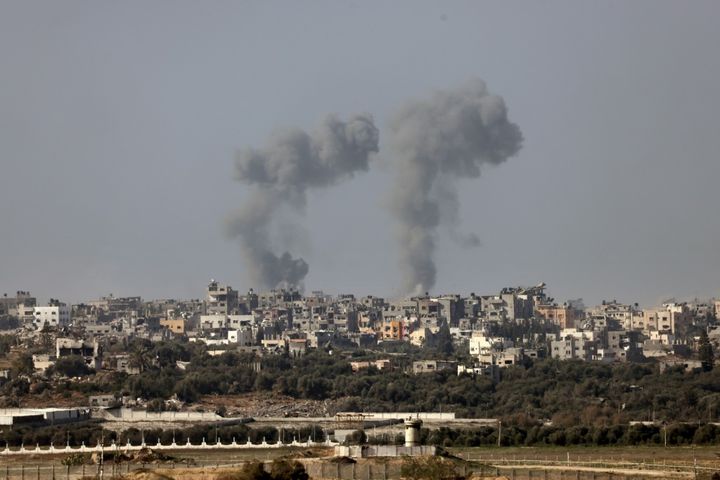     صورة ملتقطة من الجانب الإسرائيلي تظهر تصاعد الدخان وسط قطاع غزة في الأول من كانون الثاني/يناير 2024 (أ ف ب)   