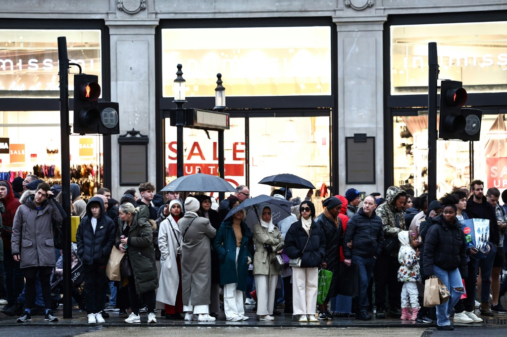 متسوقون امام محل بدأ تنزيلات الأسعار في وسط لندن في 27 كانون الاول/ديسمبر 2023. (أ ف ب)   
