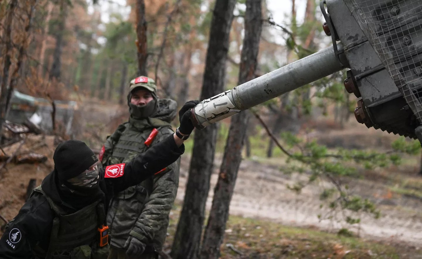 طاقم غراد من قوات المنطقة العسكرية الوسطى يطلقون النار على مواقع القوات المسلحة الأوكرانية في اتجاه كراسني ليمان في العملية العسكرية الخاصة (سبوتنيك)