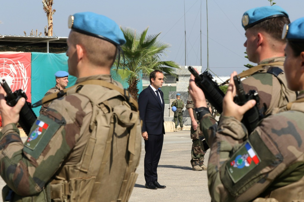 وزير الجيوش الفرنسي سيباستيان لوكورنو خلال تفقده في 2 تشرين الثاني/نوفمبر 2023 الجنود الفرنسيين العاملين في إطار قوة الأمم المتحدة الموقتة في قاعدة دير كيفا في جنوب لبنان (أ ف ب)   