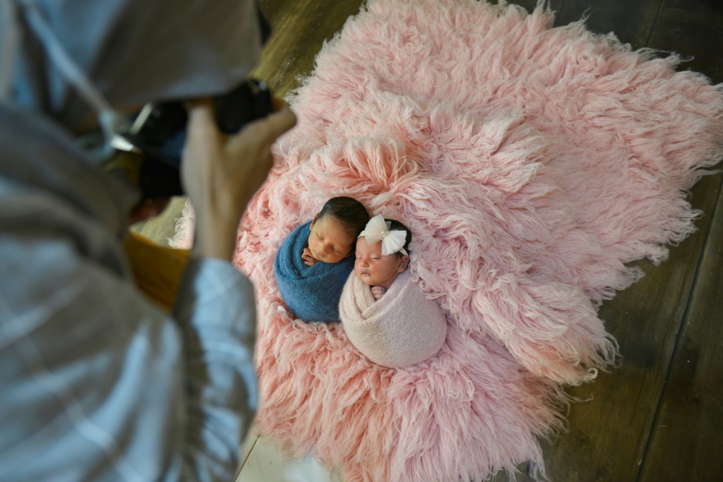 مصوّر يلتقط صوراً لطفلين توأمين في أحد استوديوهات باندا أتشيه في اندونيسيا في 17 كانون الأول/ديسمبر 2019 (ا ف ب)